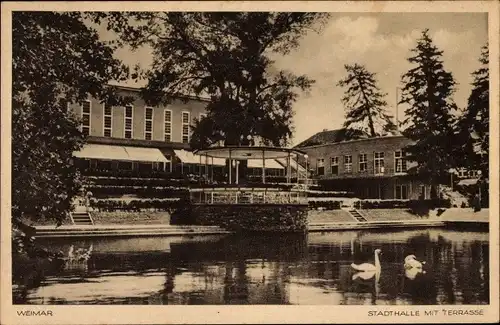 Ak Weimar in Thüringen, Wasserpartie mit Schwänen, Blick auf Stadthalle mit Terrasse