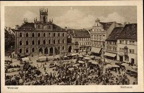 Ak Weimar in Thüringen, Treiben am Marktplatz, Vogelperspektive