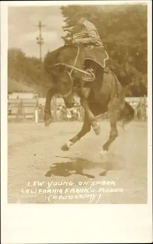 Foto Ak Kalifornien USA, Lew Young on Spider, California Frank's Rodeo, Doubleday,aufbäumendes Pferd