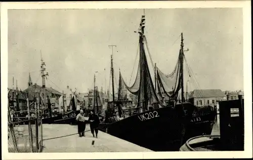 Ak Urk Flevoland Niederlande, Noordzeevaarders, Fischerboote im Hafen