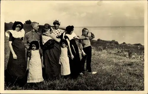 Ak Spakenburg Utrecht Niederlande, Ijsselmeer, Kinder in Tracht