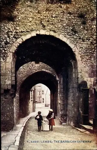 Ak Lewes East Sussex England, Barbican Gateway, Kinder passieren das Tor