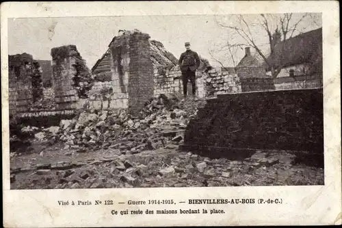 Ak Bienvillers au Bois Pas de Calais,, La Grande Guerre 1914-1915, Ce qui reste des maisons bordant