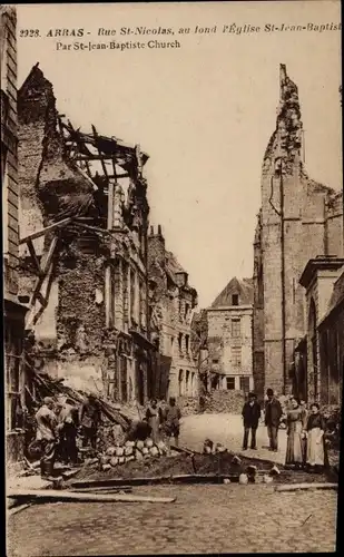 Ak Arras Pas de Calais, Rue St. Nicolas, au fond l'Eglise St Jean Baptiste