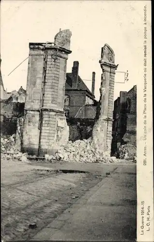 Ak Arras Pas de Calais, un coin de la Place de la Vacquerie où était remisé la pompe à incendie