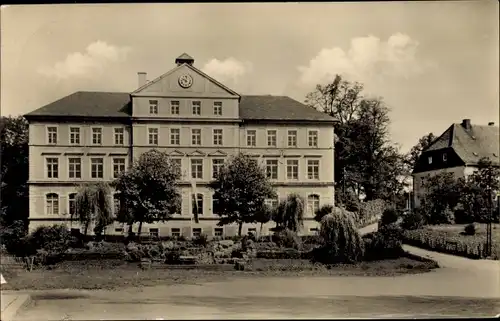 Ak Burkhardtsdorf im Erzgebirge Sachsen, Blick auf die Schule