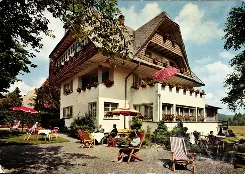 Ak Hinterzarten im Schwarzwald, Pension Haus Reppert, Gäste, Sonnenschirm