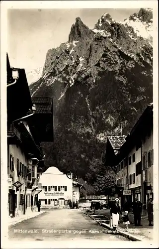 Ak Mittenwald in Oberbayern, Straßenpartie gegen Karwendel