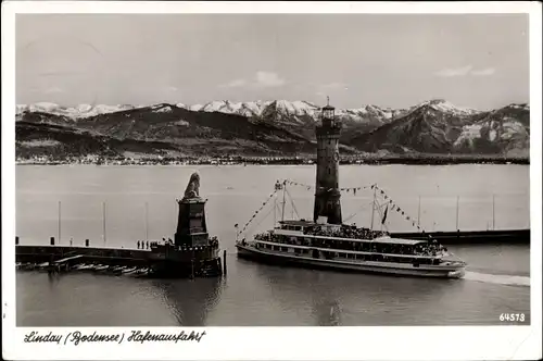 Ak Lindau in Bodensee Schwaben, Hafenausfahrt, Schiff, Alpen im Hintergrund