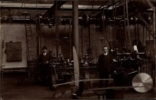Foto Ak Männer in einer Werkstatt, großes Sägeblatt