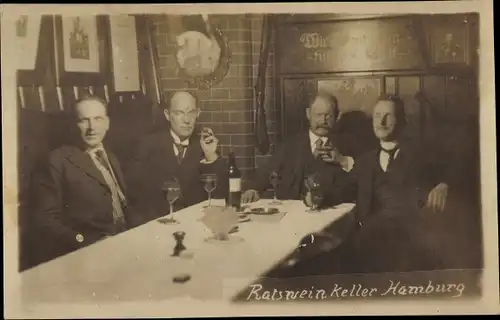 Foto Ak Hamburg Mitte Altstadt, Ratsweinkeller, vier Männer im Anzug bei einem Glas Wein