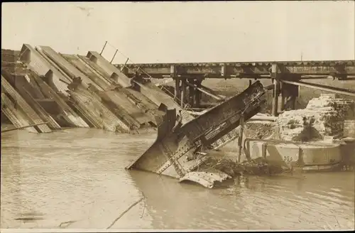 Foto Ak zerstörte Brücke, Schlachtfeld, Kriegszerstörung I. WK