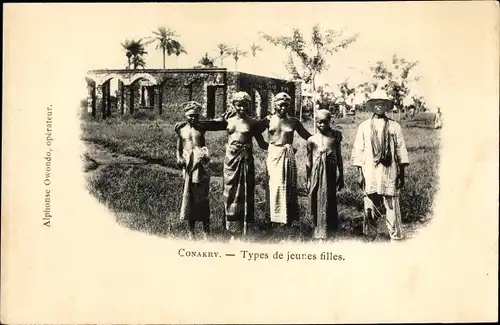 Ak Conakry Guinea, Types de jeunes filles, Junge Mädchen, Barbusig