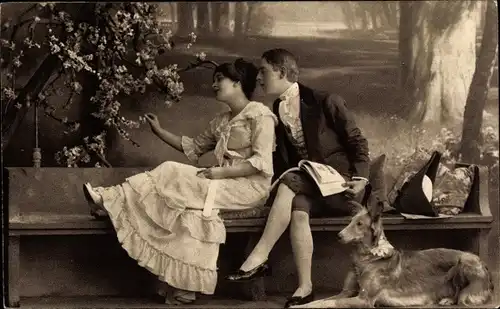 Ak Liebespaat auf einer Bank, Hund