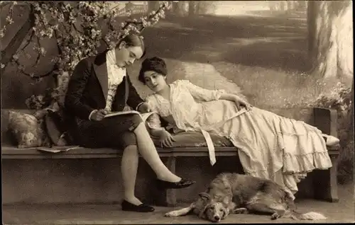 Ak Liebespaat auf einer Bank, Hund, Buch