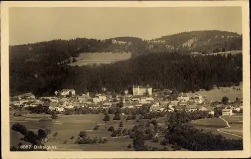 Ak Ballaigues Kt Waadt, Panorama vom Ort, Wälder