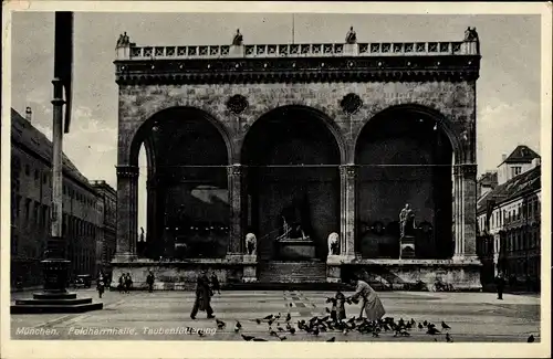 Ak München Bayern, Feldherrnhalle, Taubenfütterung