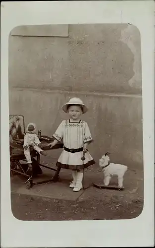 Foto Ak Mulhouse Mülhausen Elsass Haut Rhin, Kind in Tracht mit Puppe und Spielzeug