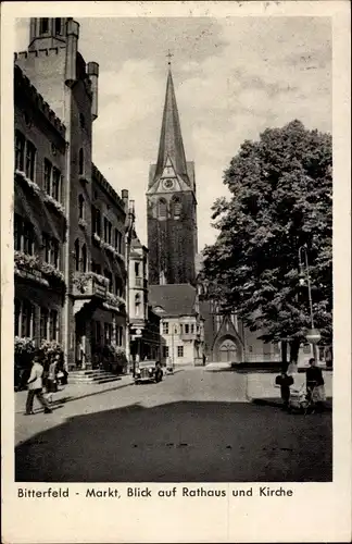 Ak Bitterfeld in Sachsen Anhalt, Markt, Blick auf Rathaus und Kirche