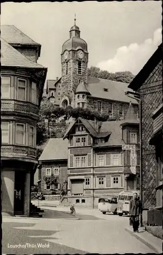 Ak Lauscha im thüringischen Kreis Sonneberg, Straßenpartie mit Blick auf evangelische Stadtkirche