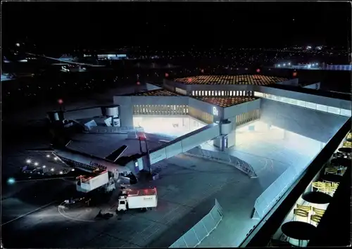 Ak  Flughafen Köln-Bonn, Blick von Besucherterrasse auf Flugsteigkopf B, Nachtbeleuchtung