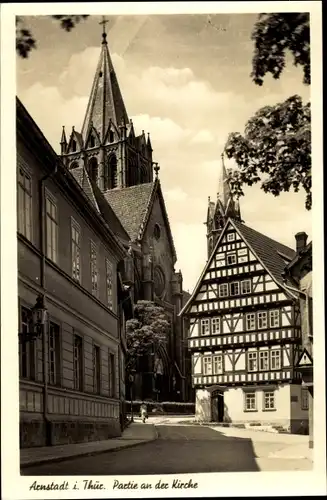 Ak Arnstadt in Thüringen, Straßenpartie an der Kirche, Fachwerkhaus