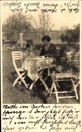 Foto Ak Hansestadt Bremen, Mutter mit Kind im Garten