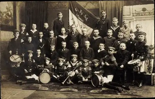 Foto Ak Schleswig an der Schlei, Klasse, Fahne aus dem Jahr 1877, Orchester, Gruppenbild Jungen