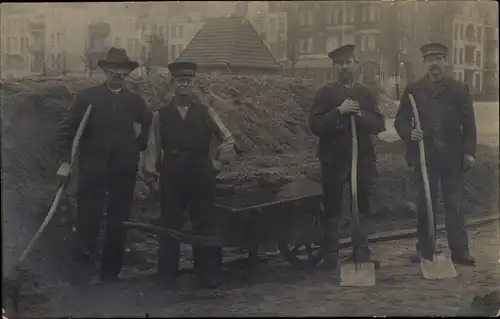 Foto Ak Hansestadt Lübeck, Männer mit Schaufeln