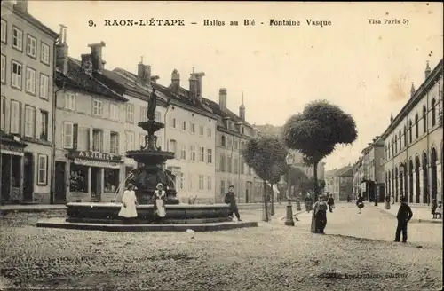 Ak Raon l'Étape Lothringen Vosges, Halles au Blé, Fontaine Vasque