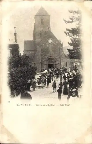 Ak Étretat Seine Maritime, Sortie de l'Eglise