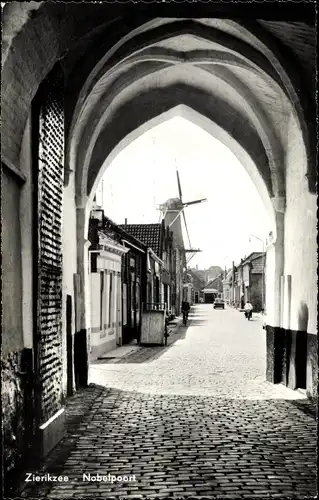 Ak Zierikzee Zeeland, Nobelpoort, Tordurchblick zur Windmühle