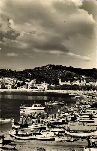 Ak Sant Feliu de Guíxols Katalonien, Teilansicht, Boote am Strand