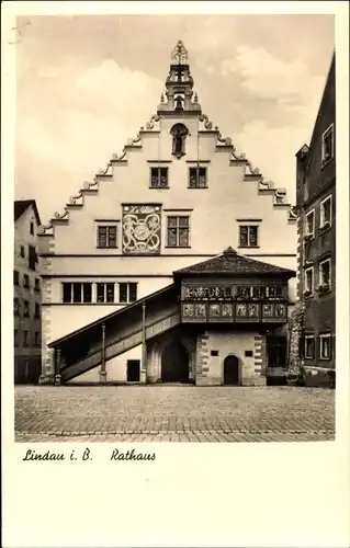 Ak Lindau am Bodensee Schwaben, Rathaus, Außenansicht, Vorderseite, Treppenaufgang, verzierte Uhr