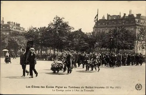 Ak Paris VIII, Arc de Triomphe, Eleves des Ecoles Pigier au Tombeau du Soldat Inconnu, Schulparade
