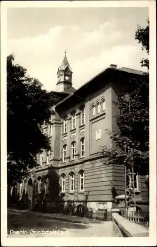 Ak Demmin in Vorpommern, Blick auf die Grundschule I und II, Straßenpartie