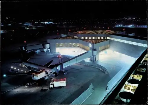 Ak  Flughafen Köln-Bonn, Blick von Besucherterrasse auf Flugsteigkopf B, Nachtbeleuchtung