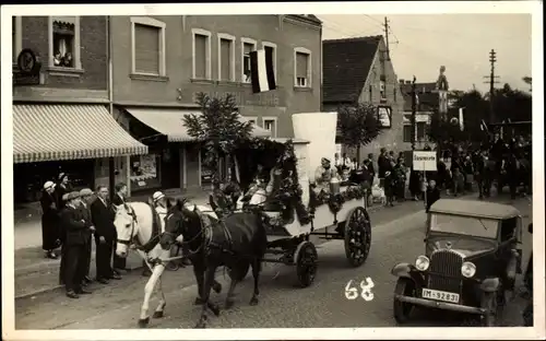 Foto Ak Dortmund im Ruhrgebiet, Festwagen mit Pferdegespann, Straßenumzug, Auto