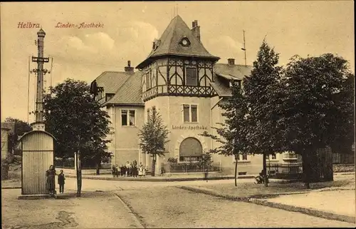 Ak Helbra Südharz, Blick auf die Linden Apotheke, Passanten