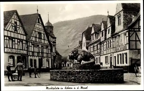 Ak Kobern an der Mosel, Tazzelwurm Weinbrunnen, Marktplatz