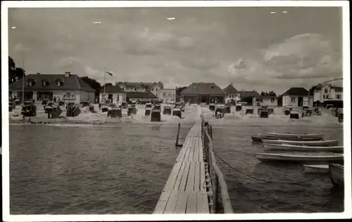 Foto Ak Ostseebad Kellenhusen in Holstein, Blick vom Bootssteg auf den Strand, Strandkorb