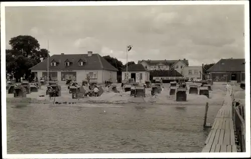 Foto Ak Ostseebad Kellenhusen in Holstein, Blick vom Bootssteg auf den Strand, Strandkorb