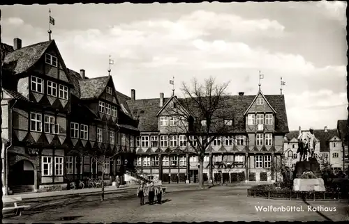 Ak Wolfenbüttel in Niedersachsen, Partie am Rathaus, Denkmal