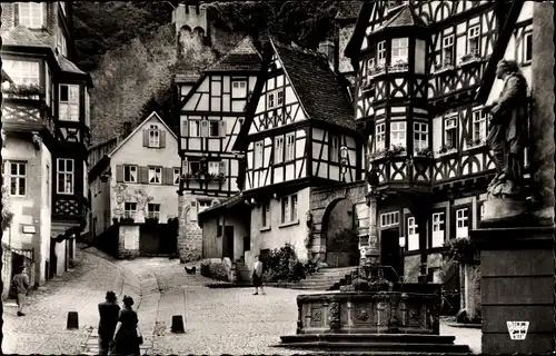 Ak Miltenberg in Unterfranken Bayern, Das Schnatterloch, Brunnen, Marktplatz