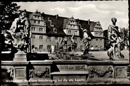 Ak Wolfenbüttel in Niedersachsen, Blick vom Schloßeingang auf die alte Kaserne, Statuen