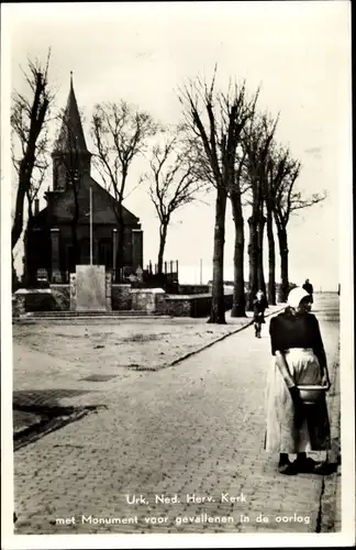 Ak Urk Flevoland Niederlande, Ned. Herv. Kerk met Monument voor gevallenen in de oorlog