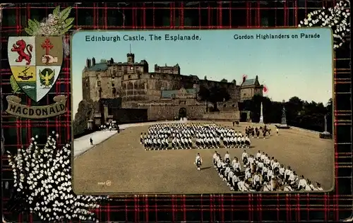 Ak Edinburgh Schottland, Castle, the Esplanade, Gordon Highlanders on Parade, Wappen Macdonald