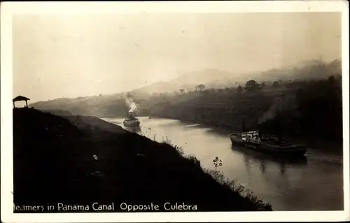 Ak Cristóbal Panama, Dampfer im Panama Kanal gegenüber von Culebra