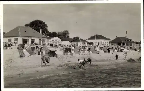 Foto Ak Ostseebad Kellenhusen in Holstein, Strandpartie, Badende, Strandkorb