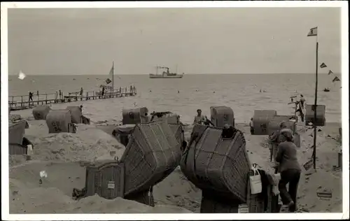 Foto Ak Ostseebad Kellenhusen in Holstein, Strandpartie, Strandkörbe, Dampfer